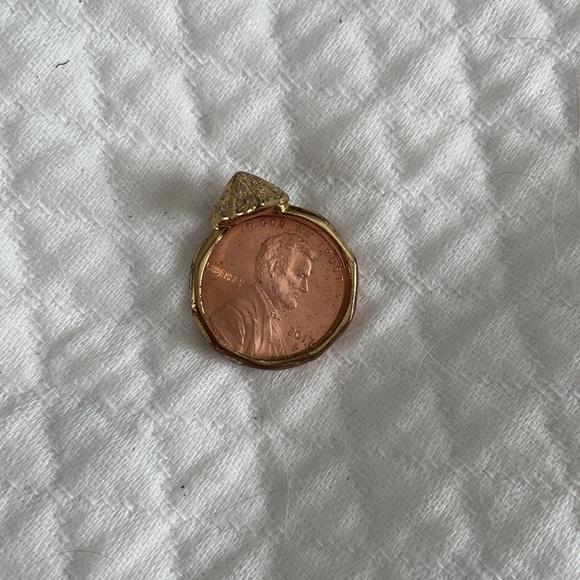 Gold statement ring - Picture 2 of 3